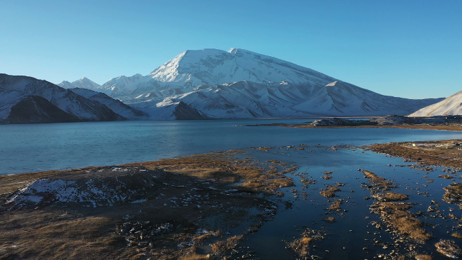 新疆阿克陶县卡拉库里湖和慕士塔格峰雪山